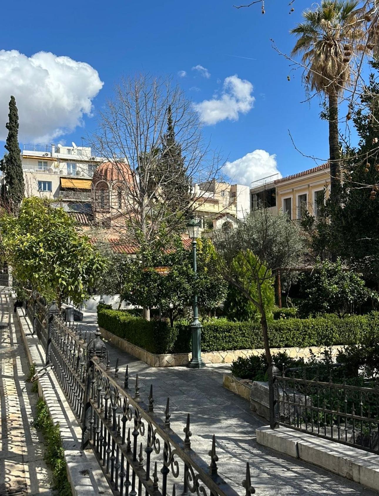 Central House In Plaka Atenas Exterior foto