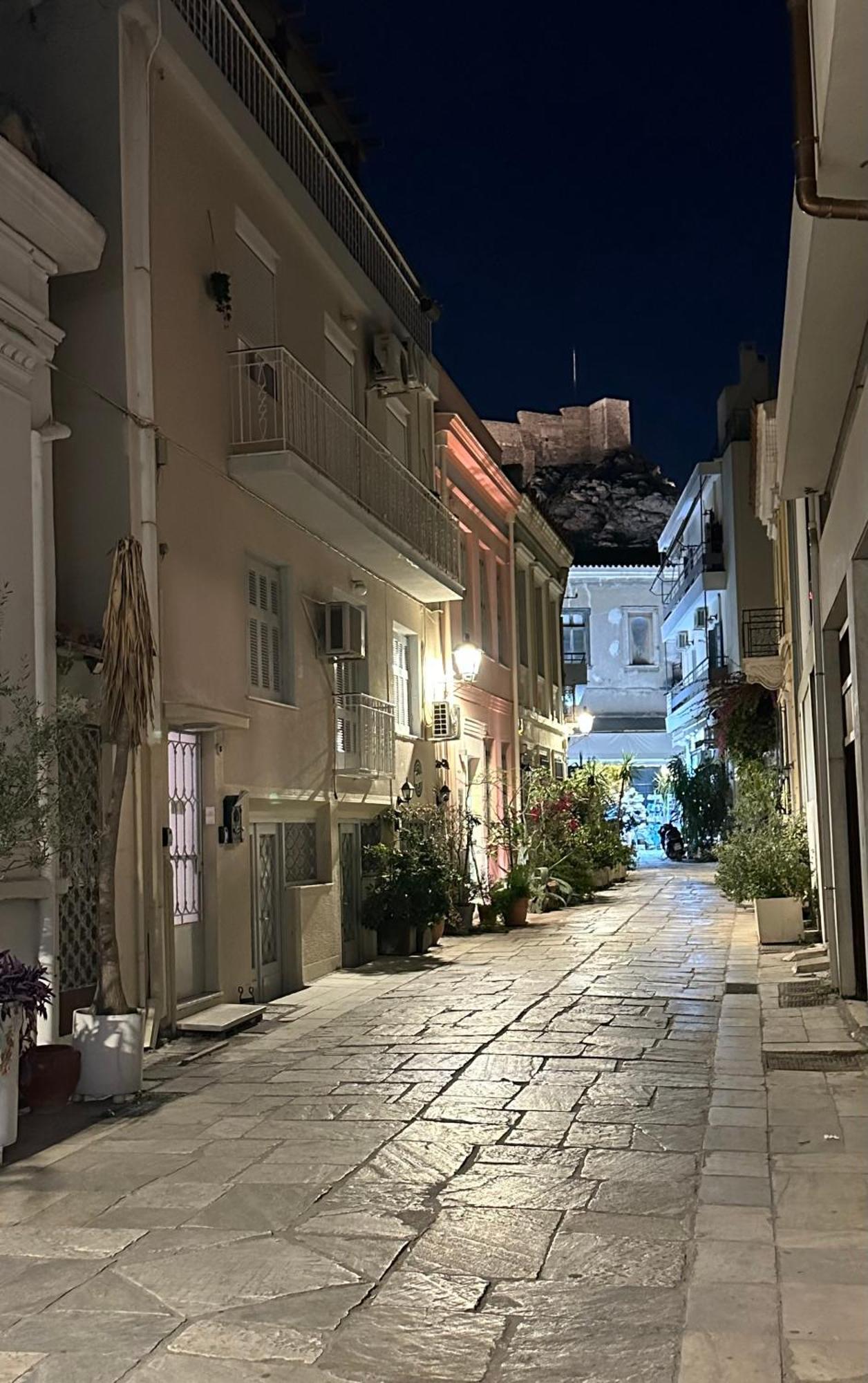Central House In Plaka Atenas Exterior foto