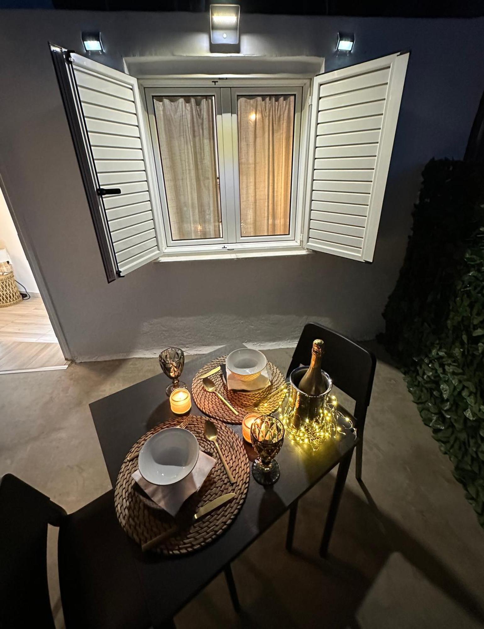 Central House In Plaka Atenas Exterior foto
